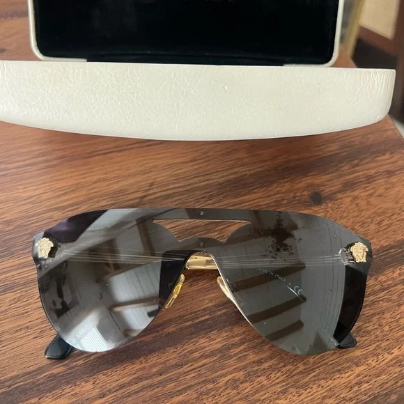 Versace Sunglasses Gigi Like New Condition w/ Case! - Picture 5 of 7